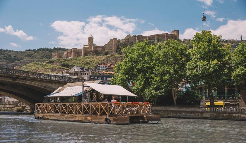 რა ღირს მტკვარზე ბორნითა და კატამარნით სეირნობა