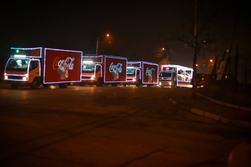 Coca-Cola-ს საშობაო ქარავნის ისტორია, რომელსაც მილიონობით ადამიანი ელის