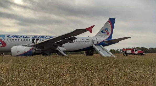 რუსული ავიაკომპანია Ural Airlines-ის Airbus-A320 ავარიულად ერთ-ერთი სოფლის მინდორზე დაეშვა