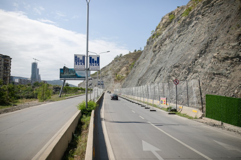 ჭაბუა ამირეჯიბის გზატკეცილზე არსებულ კლდოვან ფერდობზე ქვათაცვენის საწინააღმდეგო ბადე ეწყობა