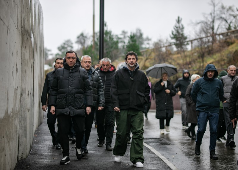 სამხარაულის ექსპერტიზის ბიუროს მიმდებარედ გზა გაფართოვდა და საყრდენი კედელი მოეწყო