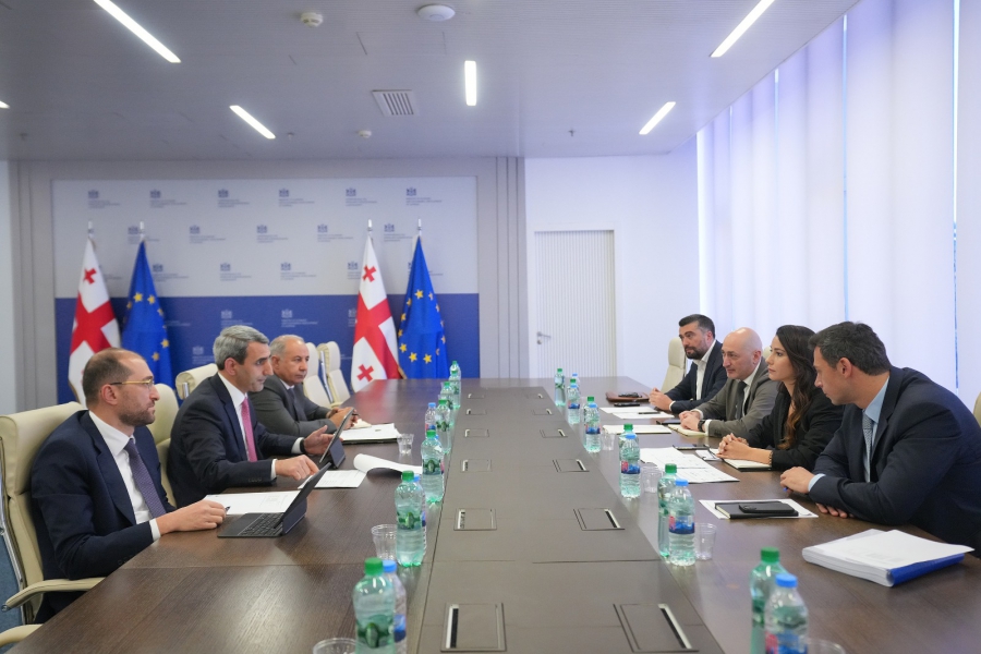 მარიამ ქვრივიშვილმა აზერბაიჯანში ვიზიტის შემდეგ თბილისსა და ბაქოს შორის სარკინიგზო-სამგზავრო მიმოსვლის აღდგენის შესაძლებლობები „აზერბაიჯანის რკინიგზის" ხელმძღვანელთან განიხილა