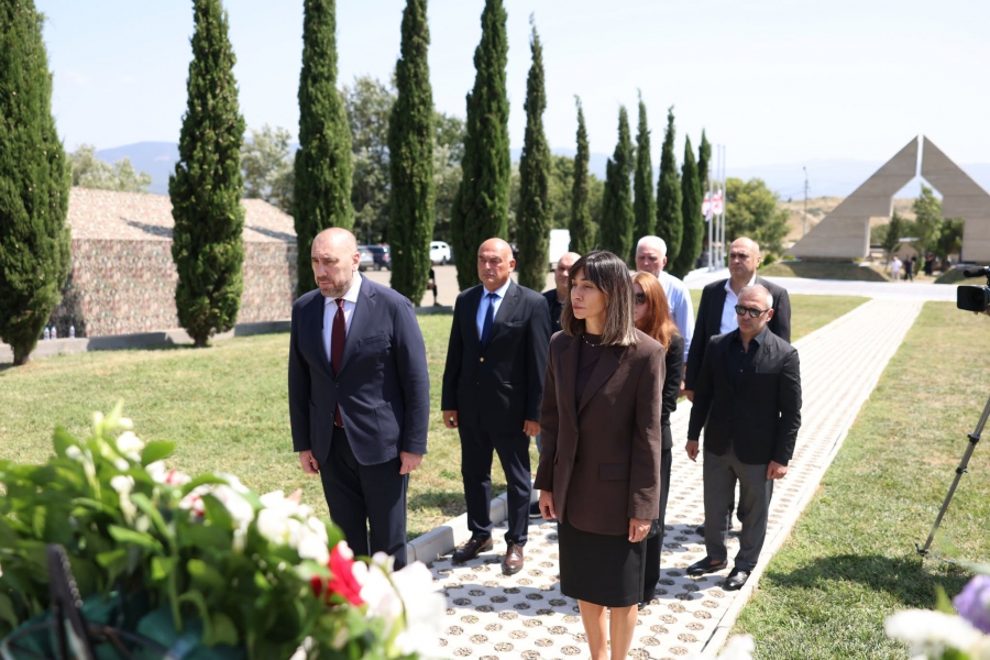 თბილისის საკრებულოს თავმჯდომარემ და საკრებულო წევრებმა აგვისტოს ომში დაღუპული გმირების საფლავები გვირგვინით შეამკეს