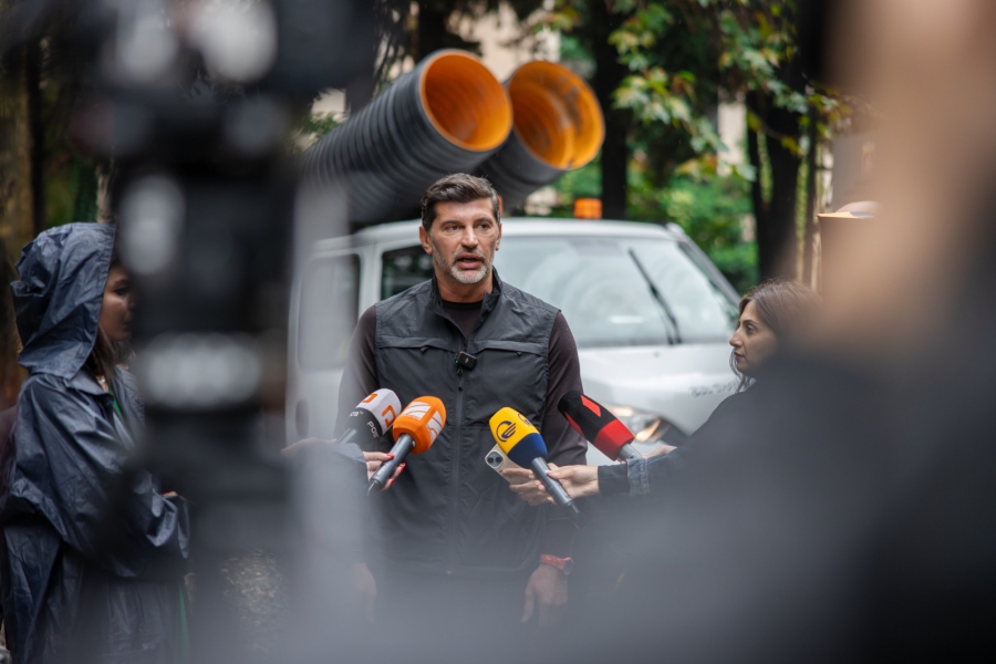 უხვ ნალექს წერეთლისა და ჩოლოყაშვილის ახლადრეაბილიტირებულმა გზის მონაკვეთმა უპრობლემოდ გაუძლო, ერთადერთი იყო საბურავებით ამოვსებული სანიაღვრე სისტემა - კახა კალაძე