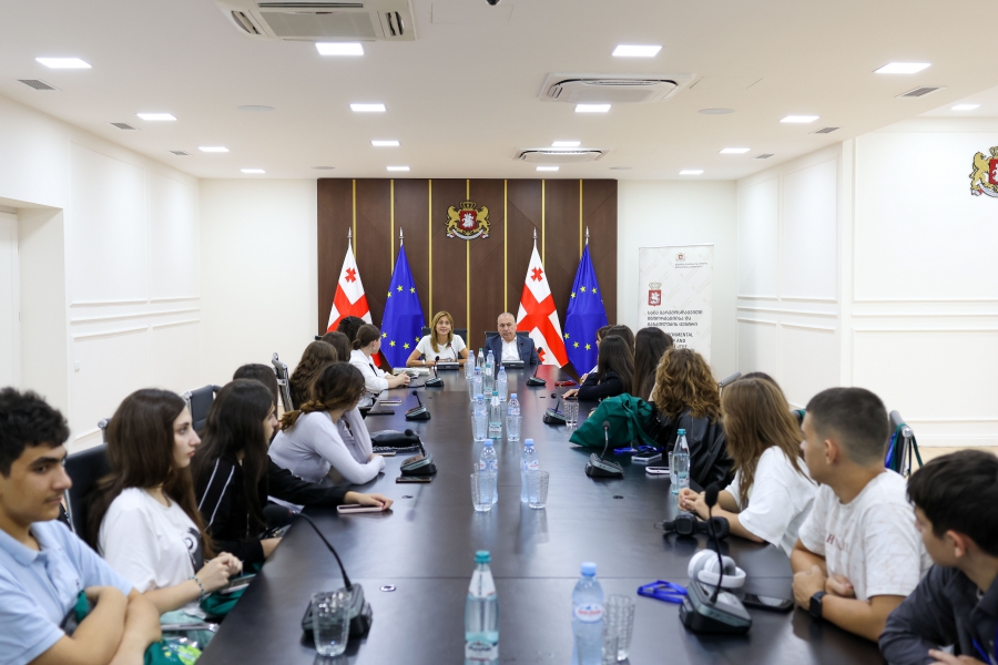 გარემოს დაცვისა და სოფლის მეურნეობის მინისტრის მოადგილე სოლომონ პავლიაშვილი და გარემოსდაცვითი ინფორმაციისა და განათლების ცენტრის დირექტორის მოვალეობის შემსრულებელი მარიამ გორგაძე „სატყეო სკოლა 2025“ წლის მონაწილეებს შეხვდნენ და მათ სერტიფიკატები გადასცეს