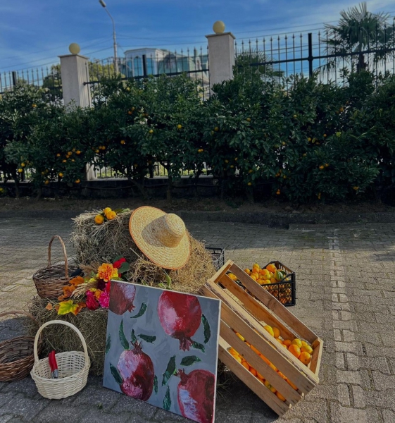 Georgia Palace Hotel-მა ციტრუსის რთველს უმასპინძლა – ღონისძიებაში Coca-Cola Bottlers Georgia-სა და McDonald's Georgia-ს თანამშრომლები და სასტუმროს ერთგული დამსვენებლები მონაწილეობდნენ