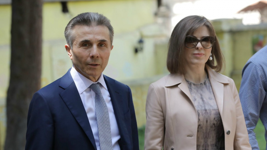 ბიძინა და ეკატერინა ივანიშვილები მოსახლეობას ახალ წელს ულოცავენ