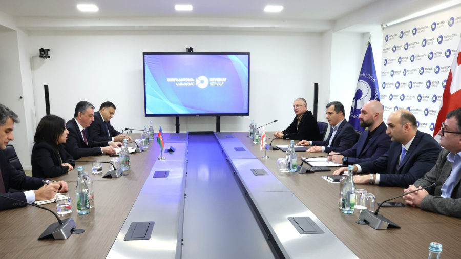 შემოსავლების სამსახურის უფროსი ირაკლი (დაჩი) ბერაია აზერბაიჯანის ელჩს შეხვდა