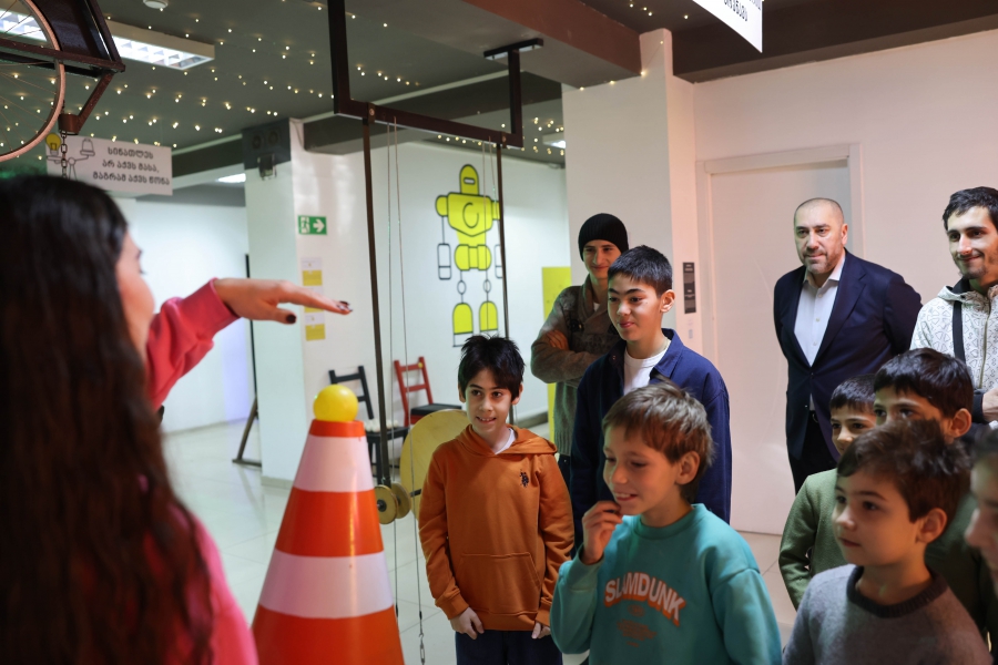 ზურაბ აბაშიძემ მთაწმინდის რაიონში მცხოვრებ მრავალშვილიანი ოჯახების ბავშვებს მეცნიერებათა მუზეუმში უმასპინძლა
