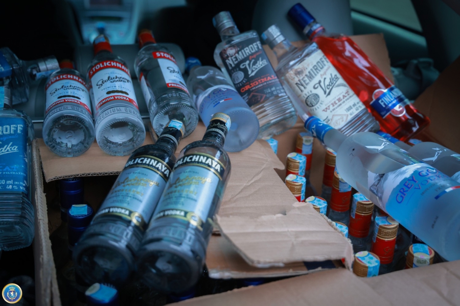 „დაცვის კომპანია ალგანი“-ს ოფისში ბრენდულ არყებს Stolichnaya, Nemiroff, Black Sea, Filandia, Talka, Koskenkorva Vodka, 
Parliament და Gray Goose ამზადებდნენ