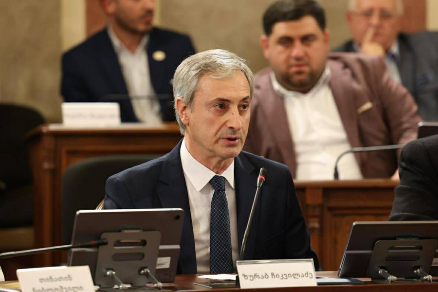 ზურაბ ჩიკვილაძე დედაქალაქის საკრებულოს სხდომაზე სიტყვით გამოსვლისას თბილისის 2026 წლის წლის ბიუჯეტის ზრდას მიესალმა