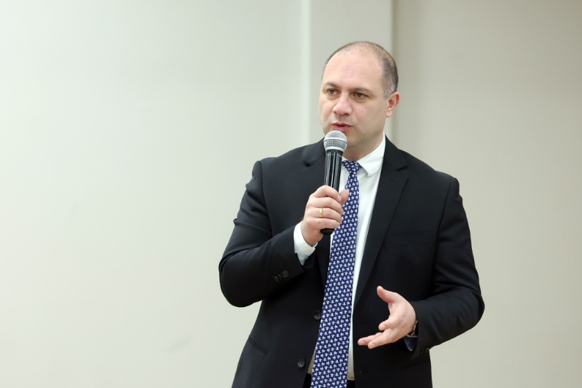 სახელმწიფო იღებს პასუხისმგებლობას შექმნას ერთ კლასში, ერთ საგანში ერთი სტანდარტული სახელმძღვანელო - გივი მიქანაძე