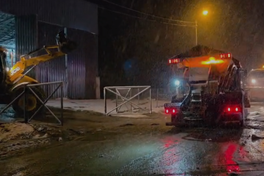 თბილისის ქუჩებში, ასევე, შემოერთებულ ტერიტორიებზე გზები თოვლისგან იწმინდება და ტექნიკური მარილი იყრება