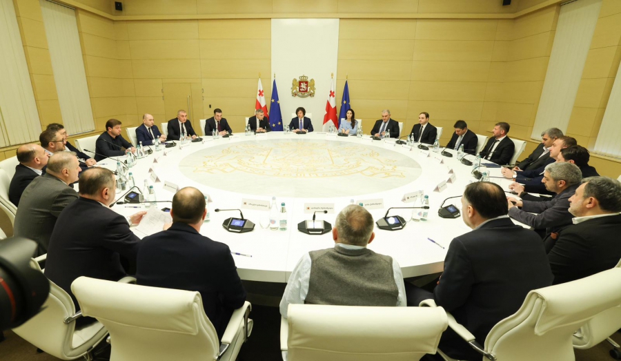 პრემიერ-მინისტრი სასურსათო პროდუქციის ფასებთან დაკავშირებით მოქმედი სამთავრობო საკოორდინაციო კომისიის ფორმატში სადისტრიბუციო კომპანიების წარმომადგენლებს შეხვდა