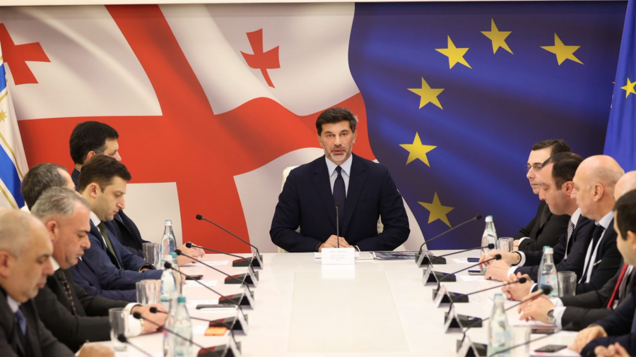 ბოლო დღეებში თბილისში იწმინდება და ტექნიკური მარილით მუშავდება ტროტუარები, მეორე-მესამეხარისხოვანი ქუჩები და ჩიხები - კახა კალაძე