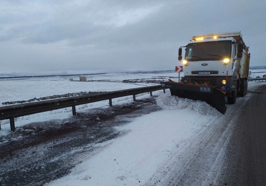 ინტენსიური თოვისა და რთული მეტეოროლოგიური პირობების გამო, საავტომობილო გზების ცალკეულ მონაკვეთებზე მოძრაობის სპეციალური რეჟიმებია დაწესებული