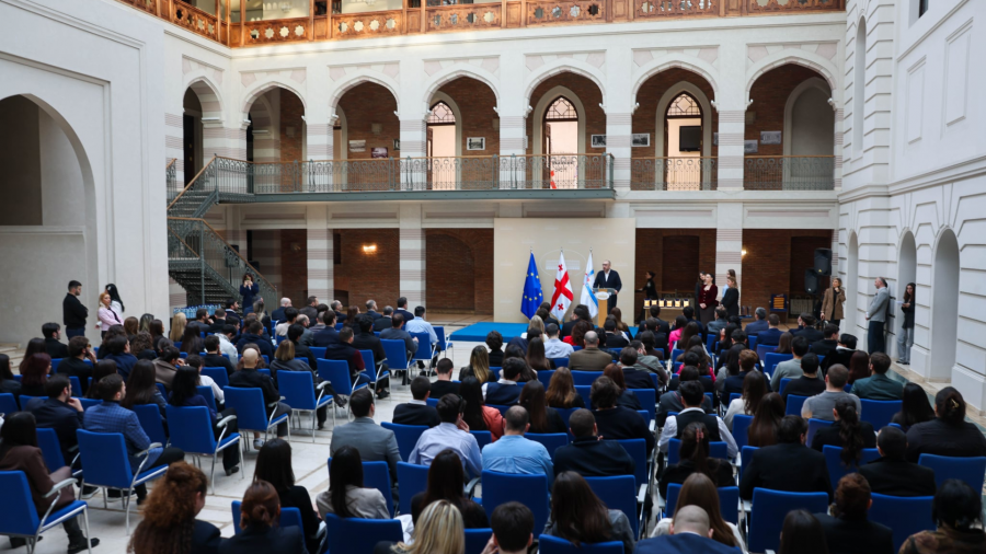 თბილისის საკრებულოში სტუდენტური ინტელექტუალური თამაშებისა და დებატების ტურნირის გამარჯვებულთა დაჯილდოება გაიმართა