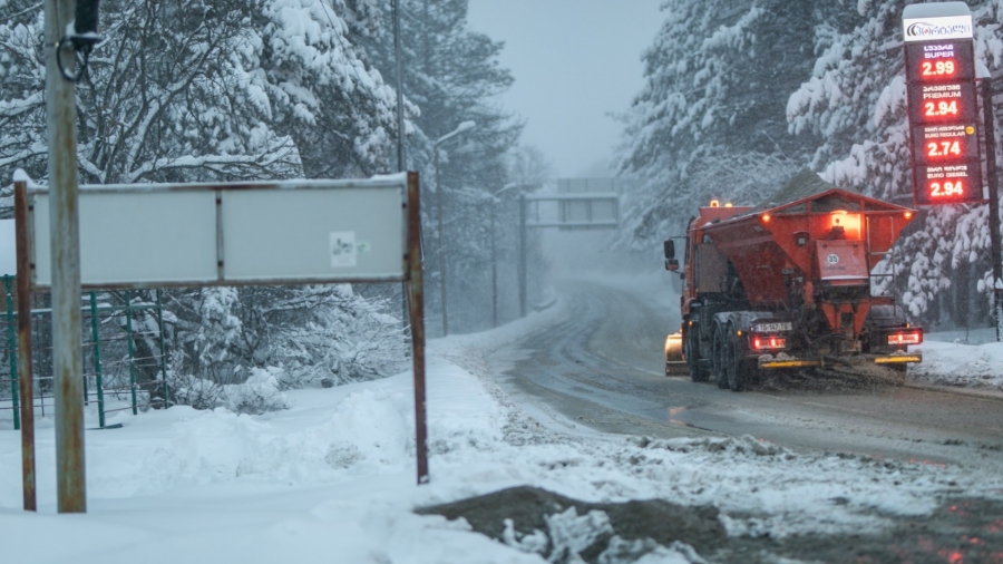 თბილისის შემოერთებულ ტერიტორიებზე თოვს და გზები ინტენსიურად იწმინდება