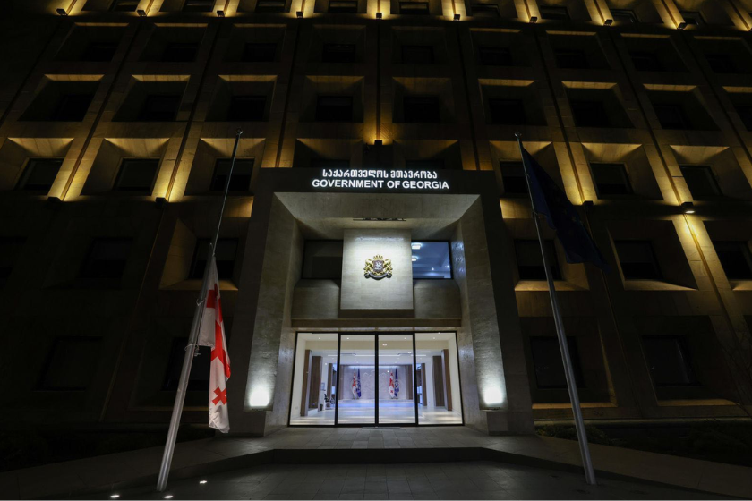 საქართველოს მთავრობის ადმინისტრაციის შენობაზე სახელმწიფო დროშა დაეშვა