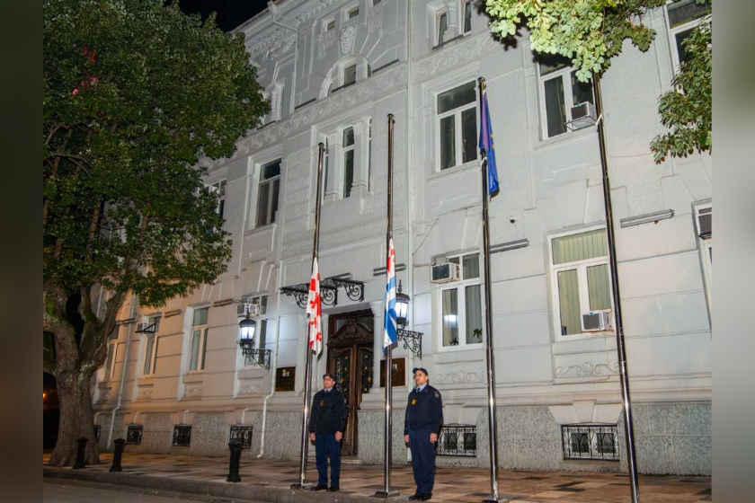 აჭარის მთავრობის ადმინისტრაციის შენობაზე სახელმწიფო დროშა დაეშვა