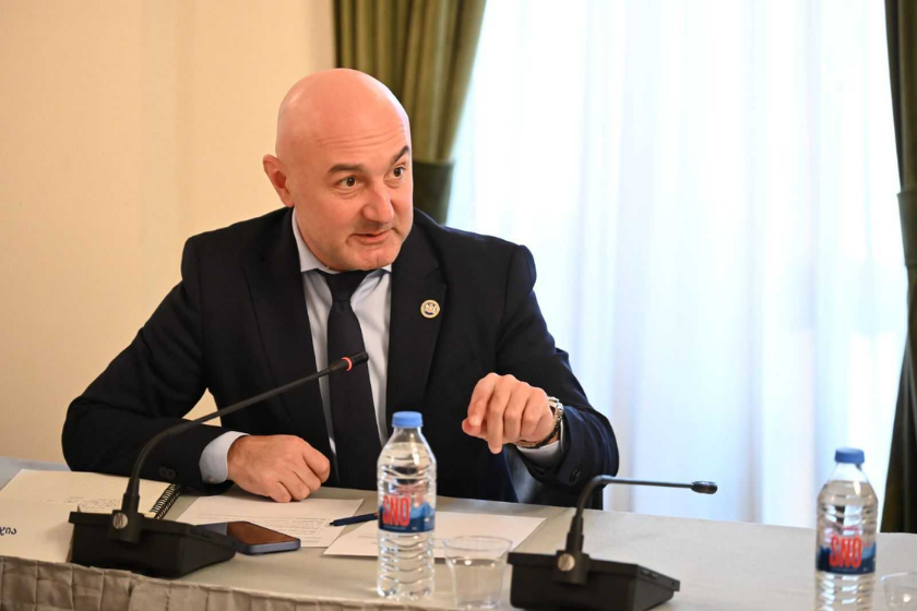 ქვეყნები, სადაც შედიხართ და სადაც აპირებთ ოპერირებას, იქ რომ ამ ყველაფერს ავითარებთ, ეს საიდან ფინანსდება, ხომ არ ფინანსდება ეს საქართველოს ბაზარზე მიღებული მოგებით? - ილია ინჯია „ჯი ემ ფარმას“ წარმომადგენლებს