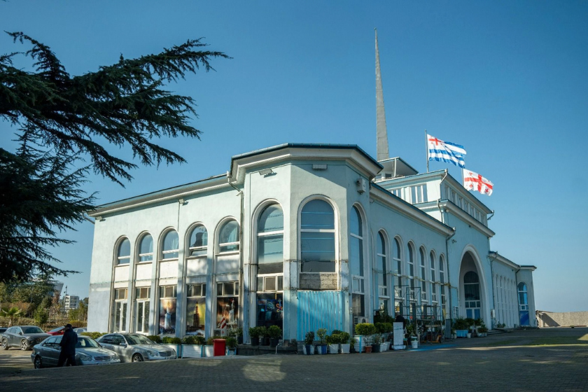 ბათუმში საზღვაო ნავსადგურის შენობაზე უნებართვოდ მიშენებული კაფე-ბარის დემონტაჟი დასრულდა