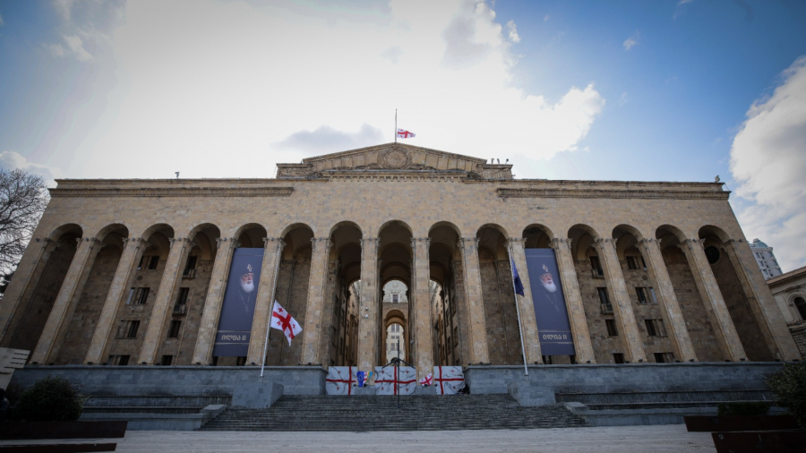 პარლამენტის სასახლეზე საქართველოს კათოლიკოს-პატრიარქის ილია მეორის ბანერი განთავსდა