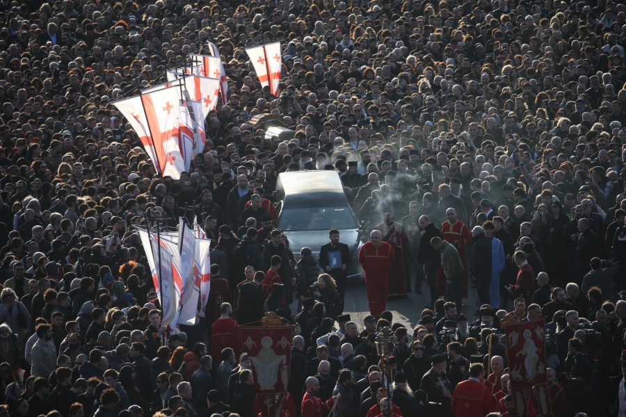 სამებიდან სიონის მიმართულებით პატრიარქის გადასვენების პროცესია მიმდინარეობს