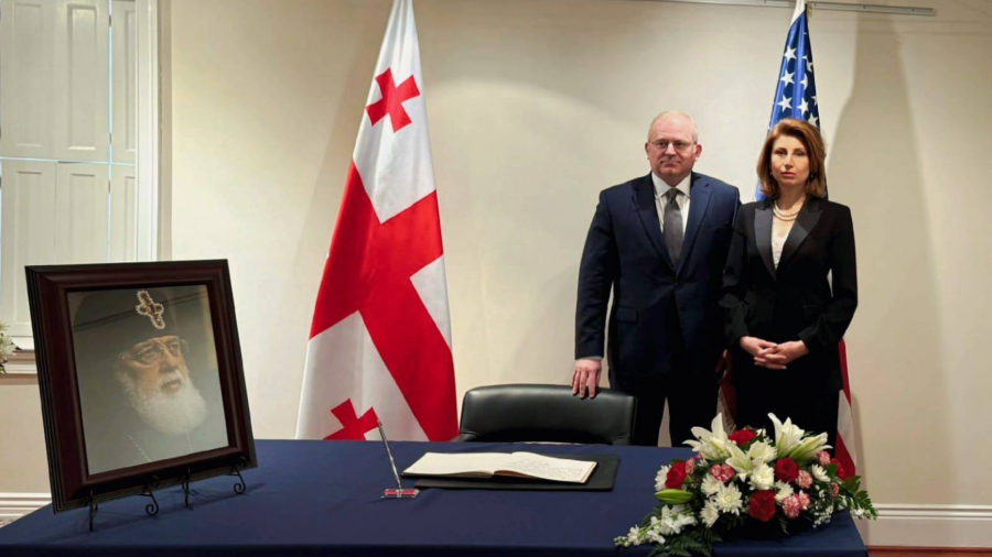 შეერთებული შტატების სახელმწიფო დეპარტამენტის წარმომადგენლებმა ილია მეორის გარდაცვალებასთან დაკავშირებით აშშ-ში საქართველოს საელჩოში გახსნილ სამძიმრის წიგნში ჩანაწერი გააკეთეს