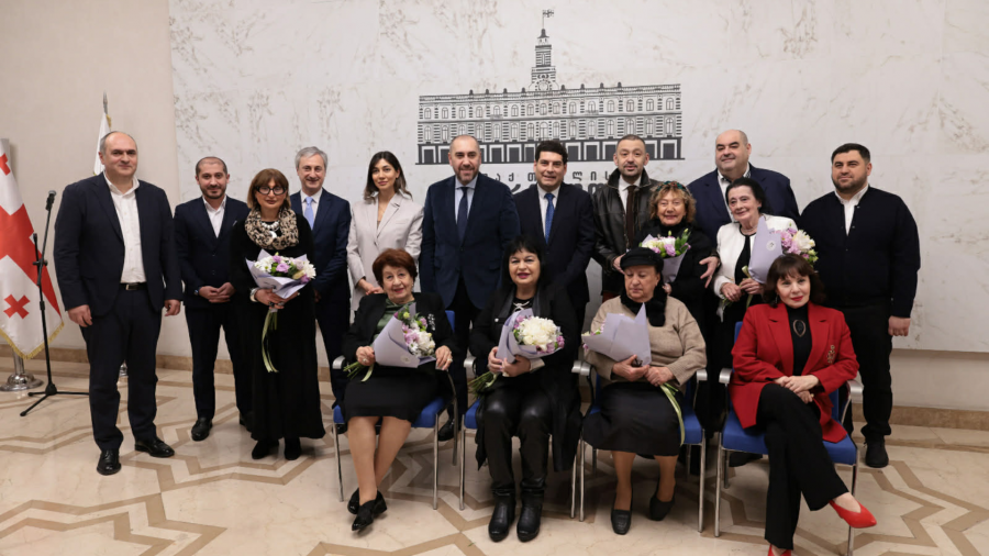 დღეს მინდა ნაწილობრივ მაინც დაგიბრუნოთ ის სითბო, რომელსაც თქვენ ასე უხვად უზიარებთ საზოგადოებას - ზურაბ აბაშიძე