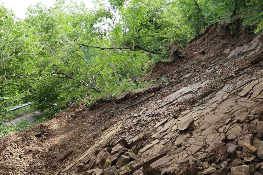 ტყიბულის სოფელ კურსებში, სტიქიის ზონაში გეოლოგები მუშაობენ