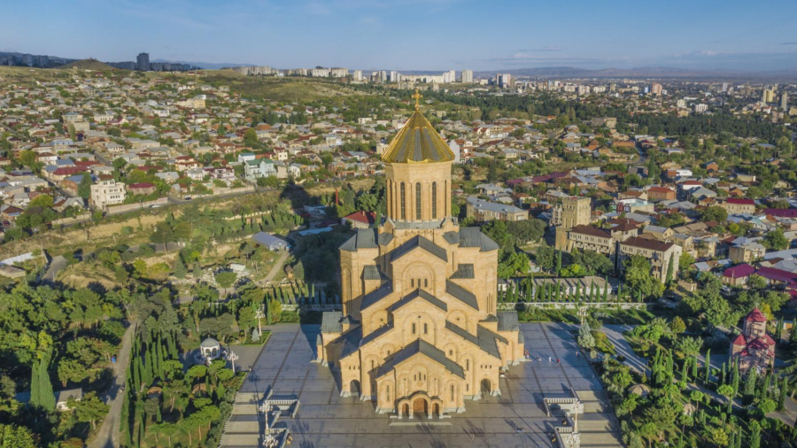 სამების საკათედრო ტაძრის მიმდებარე ტერიტორიაზე ავტომობილების მოძრაობა შეზღუდულია - ქვეითად მოსიარულეებს მეტროს სადგურ „ავლაბრიდან“ სამებამდე ასვლა მესხიშვილის ქუჩის გავლით შეეძლებათ