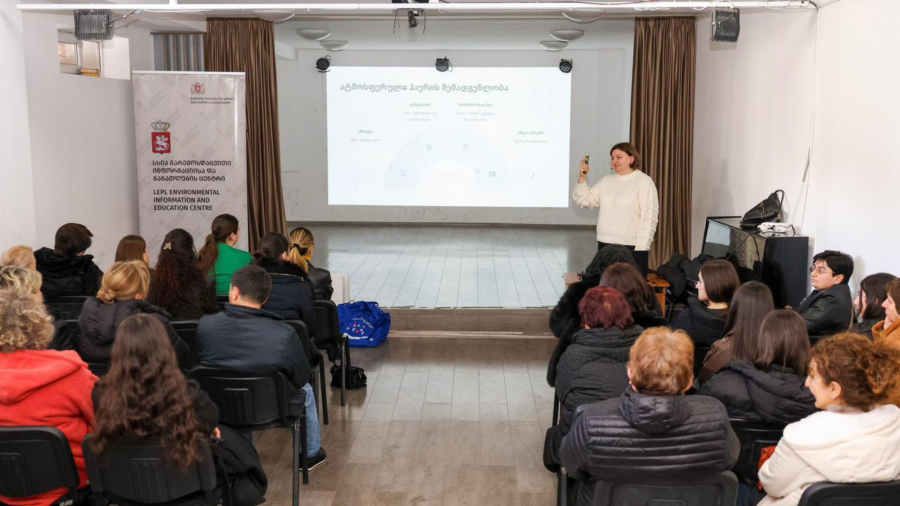 გორის ვაჟა-ფშაველას სახელობის საჯარო სკოლაში საზღვრისპირა 19 სკოლის მოსწავლეებთან საინფორმაციო შეხვედრა გაიმართა