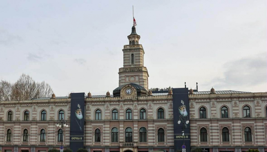 თბილისის საკრებულოს შენობაზე სრულიად საქართველოს კათოლიკოს-პატრიარქის ბანერები განთავსდა