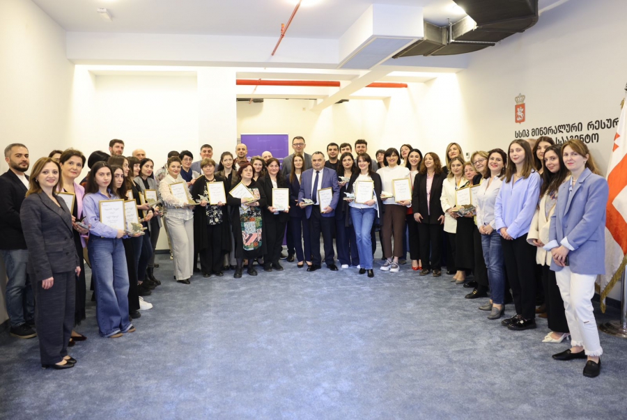 მინერალური რესურსების ეროვნული სააგენტოს უფროსმა აბელ აბესაძემ გეოლოგებს პროფესიული დღე მიულოცა