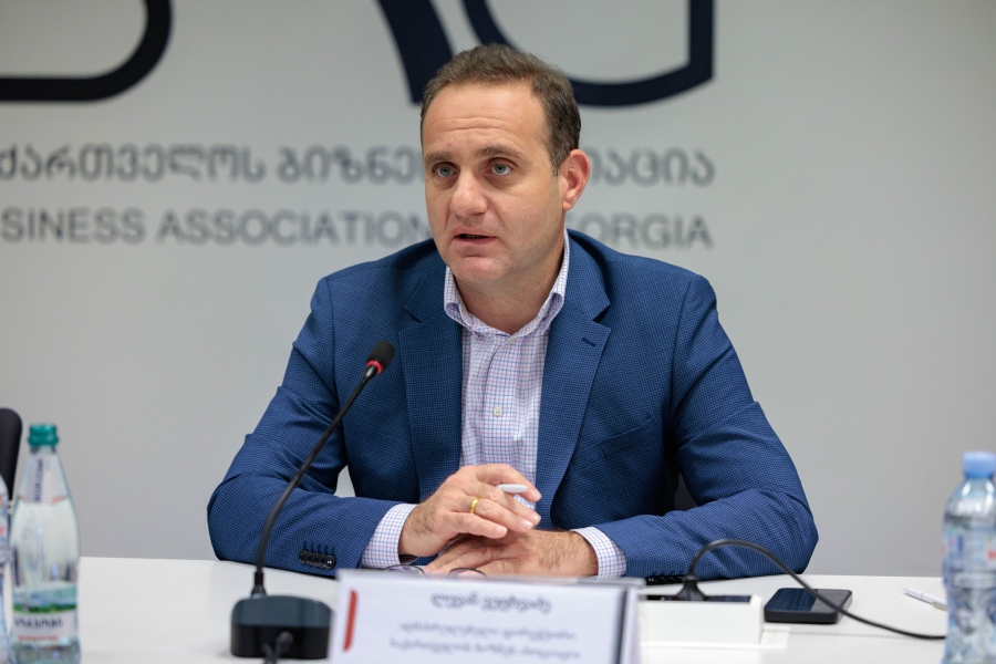 ელექტრომობილების რაოდენობა თანდათან მოიმატებს და როდესაც დღევანდელი ავტოპარკის 10%-ს მიაღწევს, რაც 180 ათას ერთეულს შეადგენს, მათი ქსელში ერთდროულად დაერთების შემთხვევაში ორი ნამახვანჰესის ენერგიაც კი არ იქნება საკმარისი - ლევან ვეფხვაძე.