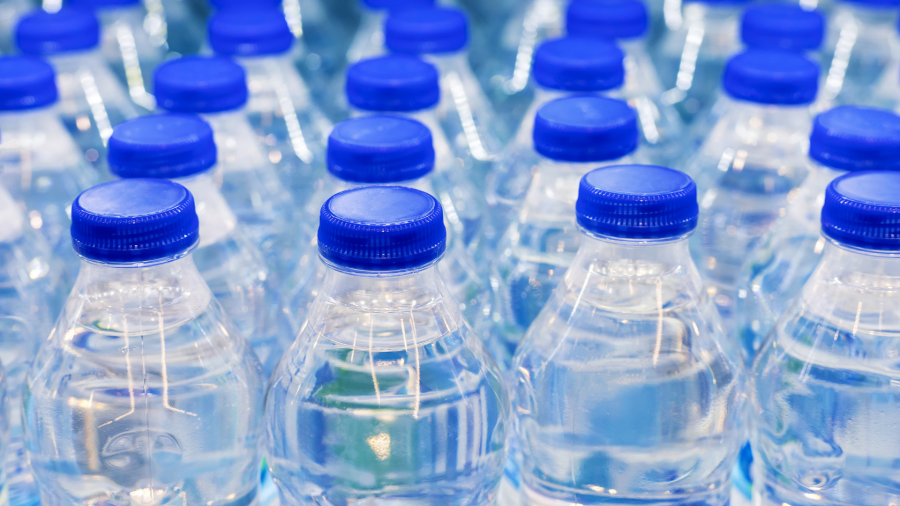 პლასტმასის ბოთლებში სასმლის წარმოების, იმპორტისა და ბაზარზე განთავსების რეგულაციის ამოქმედება 4 წლით გადავადდა