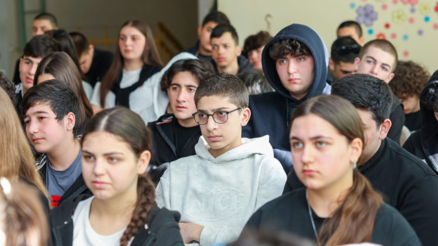 გარემოსდაცვითი ინფორმაციისა და განათლების ცენტრმა პლასტმასის ზემოქმედებისა და მისი შემცირების საკითხებზე თბილისის 215-ე საჯარო სკოლის მოსწავლეებთან საინფორმაციო-შემეცნებითი შეხვედრა გამართა