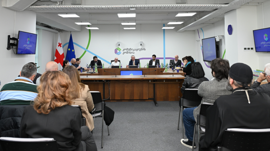 ComCom-ის თავმჯდომარე რადიოების წარმომადგენლებს შეხვდა