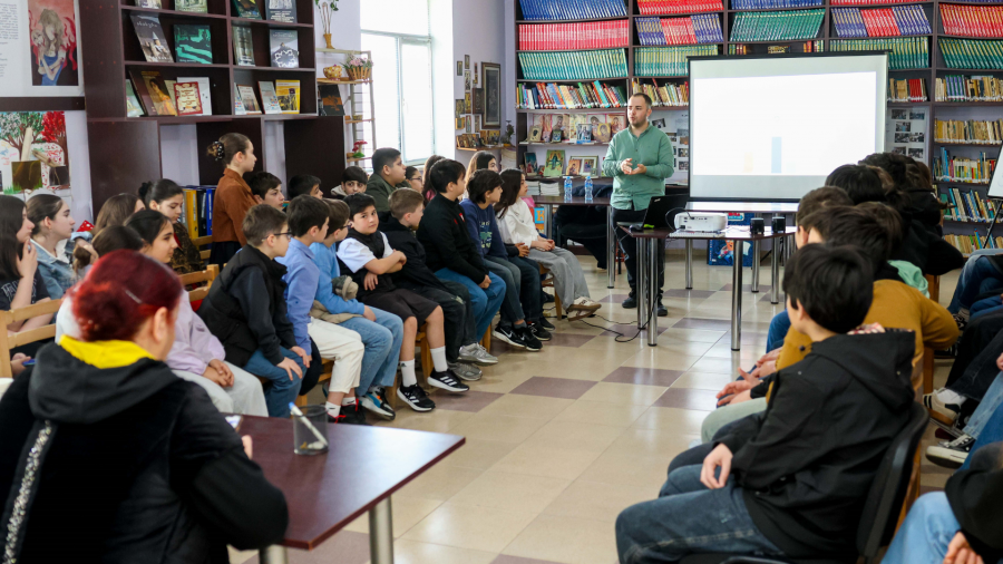 თბილისის 180-ე საჯარო სკოლაში დედამიწის დღისადმი მიძღვნილი საინფორმაციო-შემეცნებითი შეხვედრა გაიმართა