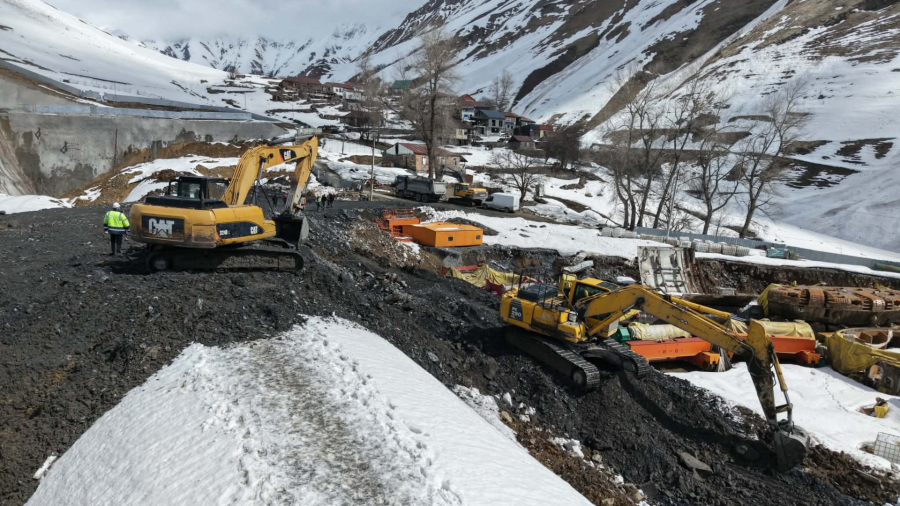 Roads Department reports slope collapse during Kvesheti-Kobi road construction