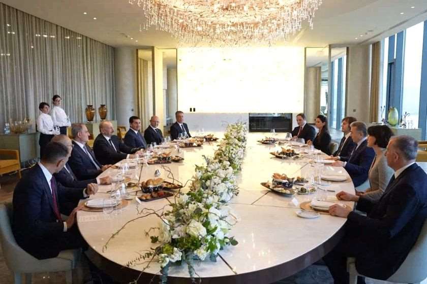 ბიძინა ივანიშვილმა ბიზნეს ცენტრში აზერბაიჯანის რესპუბლიკის პრეზიდენტს, ილჰამ ალიევს და აზერბაიჯანის დელეგაციას უმასპინძლა