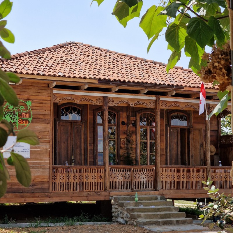 „აწარმოე საქართველოში“ პროგრამის ბენეფიციარი „სკიჯის სახლი“კოტეჯებს ამატებს და გურიაში დამზადებული ჩირის ექსპორტს გეგმავს