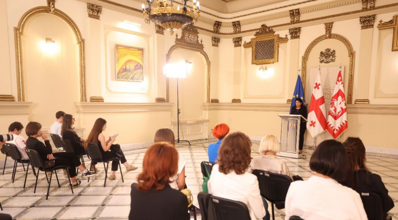 მნიშვნელოვანი, რომ გავერთიანდეთ, რათა ყველა ჩვენი შესაძლებლობით დავეხმაროთ იმ ადამიანებს - პრეზიდენტი რაჭის ტრაგედიაზე