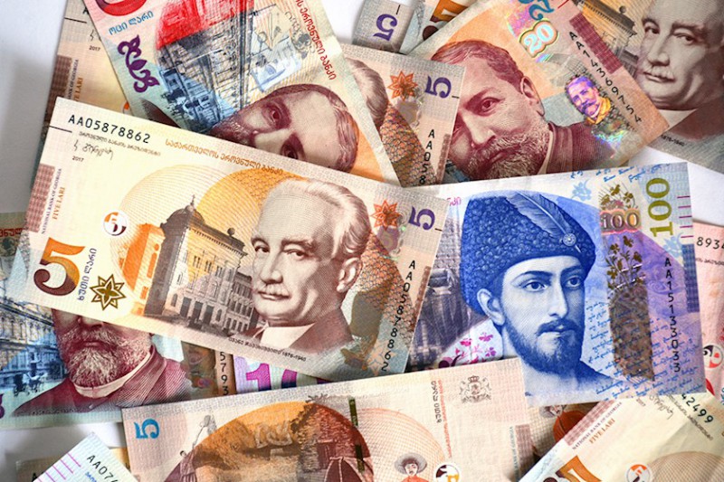 ლარი დოლართან ერთაბაშად 4.6 თეთრზე მეტით გაუფასურდა