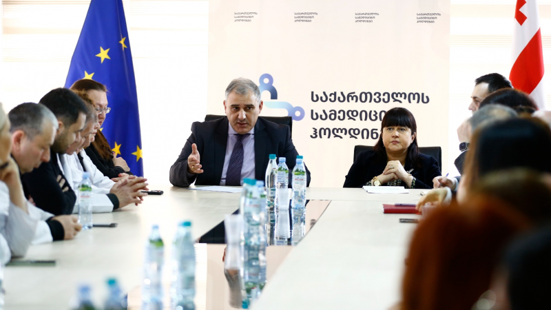 ჯანდაცვის მინისტრი რესპულიკური საავადმყოფოს მედპერსონალთან თანამშრომლობის ფორმატზე შეთანხმდა