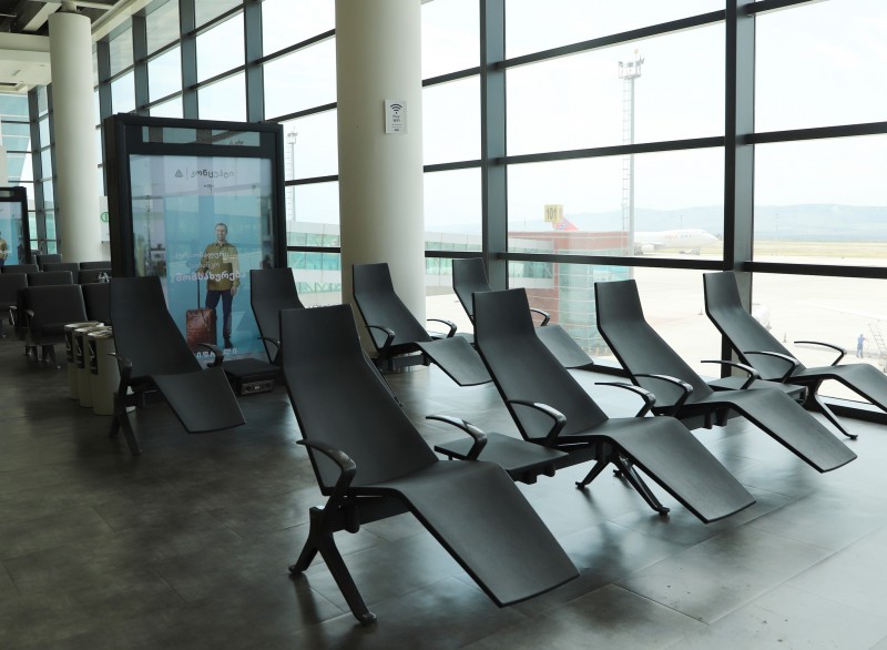 თბილისის საერთაშორისო აეროპორტის გამგზავრების დარბაზში მგზავრებისთვის განკუთვნილი სავარძლები განახლდა