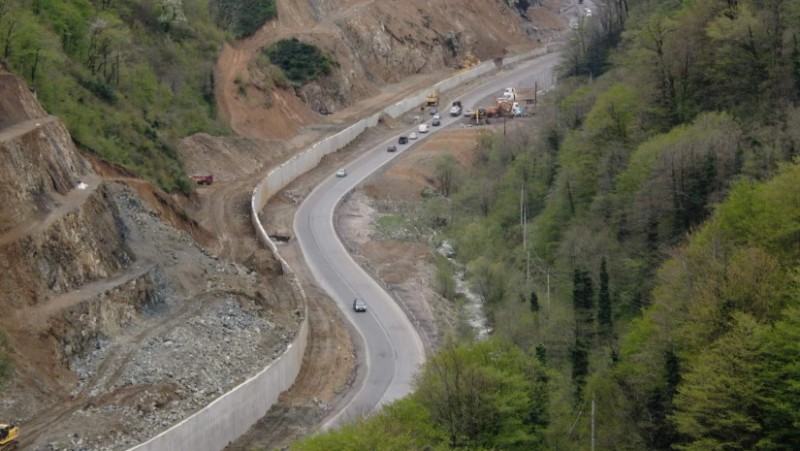 რიკოთის გვირაბთან მიწის მასა ჩამოვიდა