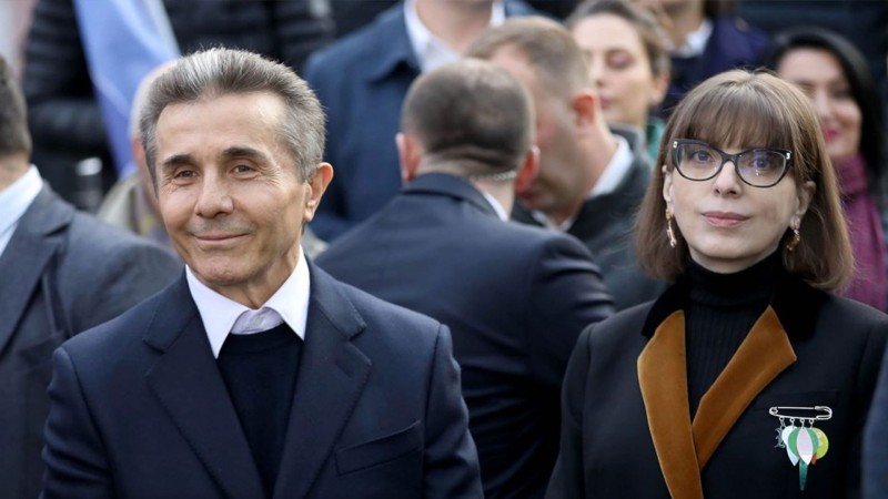 ბიძინა და ეკატერინა ივანიშვილები: გილოცავთ დამდეგ შობა-ახალ წელს! დაე, ჩვენმა ურყევმა ერთობამ შეგვძინოს ძალა, რომელიც არავის მისცემს ჩვენი მტკიცე ნაბიჯების შეჩერების საშუალებას! საქართველოს სიყვარულმა გვაკურთხოს და გაგვაერთიანოს!